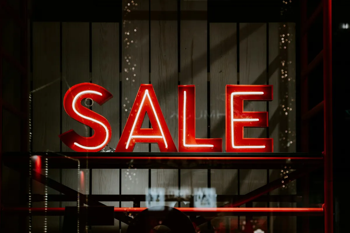 Rotes SALE-Schild im Schaufenster